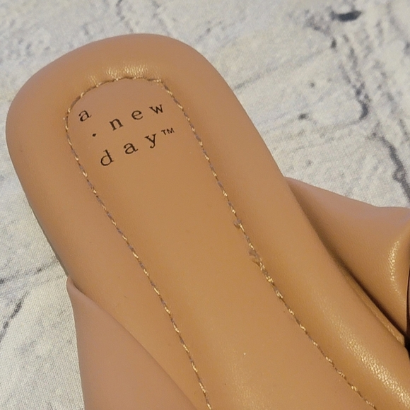 NWOT - A New Day Tan Puffy Sandals Sz 8.5 - Picture 2 of 8